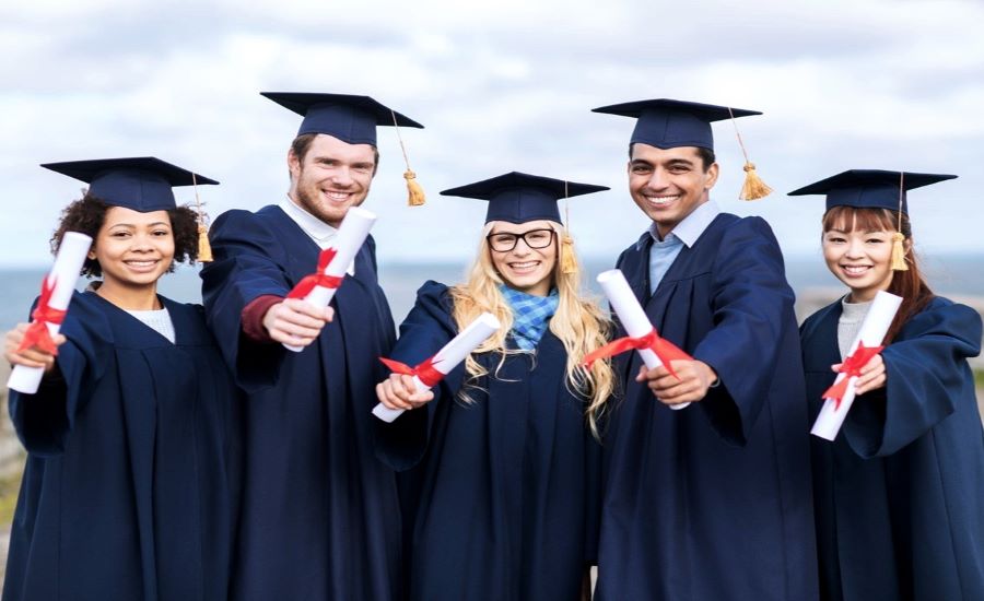 How to Choose the Right Abroad Scholarship for Your Needs in 2023